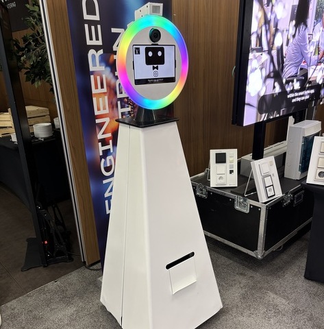 selfie droid guruló fotós fotóautomata robot kamerás profi fényképész fotós digitális bigfun esemény rendezvény high tech modern ajándék nyeremény sorsolás kiosztáss expo céges csapatépítő rendezvény