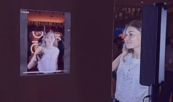 Selfie Videomessage interakt&iacute;v vide&oacute; kreat&iacute;v wow-&eacute;lm&eacute;ny rendezv&eacute;ny exp&oacute; c&eacute;ges esem&eacute;ny &eacute;lm&eacute;ny k&ouml;z&ouml;ss&eacute;gi sz&oacute;rakoz&aacute;s stand, fot&oacute;box fot&oacute;automata fot&oacute;sarok 