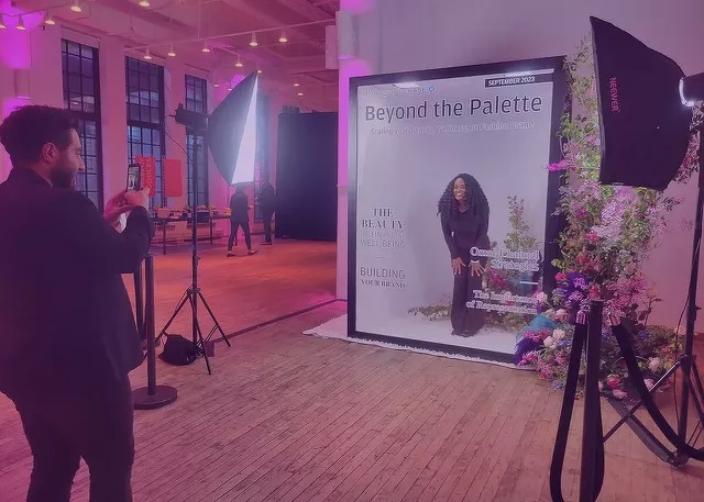 Magazine Booth interakt&iacute;v fot&oacute; kreat&iacute;v wow-&eacute;lm&eacute;ny rendezv&eacute;ny exp&oacute; c&eacute;ges esem&eacute;ny &eacute;lm&eacute;ny k&ouml;z&ouml;ss&eacute;gi sz&oacute;rakoz&aacute;s stand rendezv&eacute;ny photobooth szelfig&eacute;p fot&oacute; pho box szelfibox