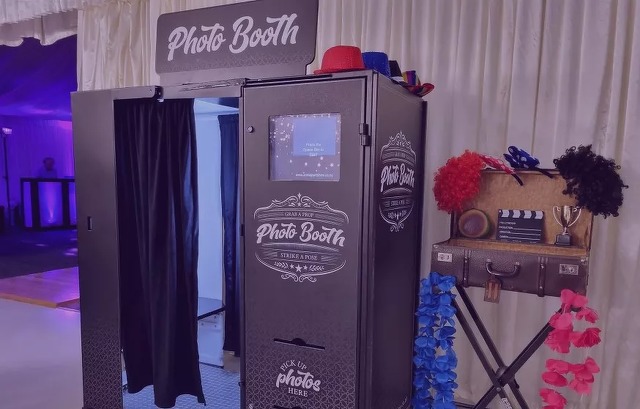 retro booth selfie booth fot&oacute;sarok selfie machine szelfig&eacute;p fot&oacute; vintage kreat&iacute;v wow-&eacute;lm&eacute;ny rendezv&eacute;ny exp&oacute; c&eacute;ges esem&eacute;ny &eacute;lm&eacute;ny k&ouml;z&ouml;ss&eacute;gi nosztalgia vizu&aacute;lis