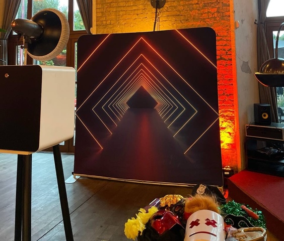 Selfie Machine szelfig&eacute;p fot&oacute;automata esk&uuml;vőre rendezv&eacute;nyre fot&oacute;nyomtat&aacute;s b&eacute;rl&eacute;s